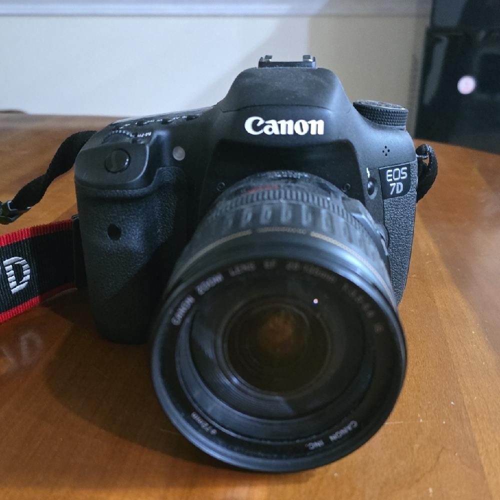 Canon EOS 7D camera body and Canon EF 28-135mm lens, with strap - Picture 3 of 9
